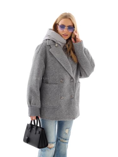 Серое двубортное пальто с манишкой