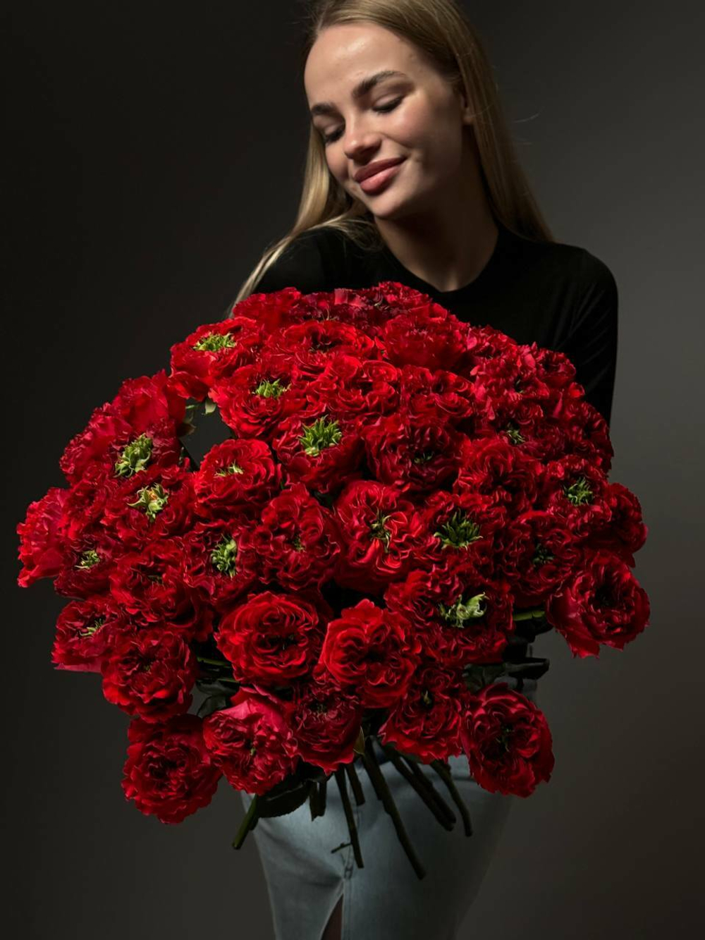 Букет из 51 красных пионовидных роз под ленту
