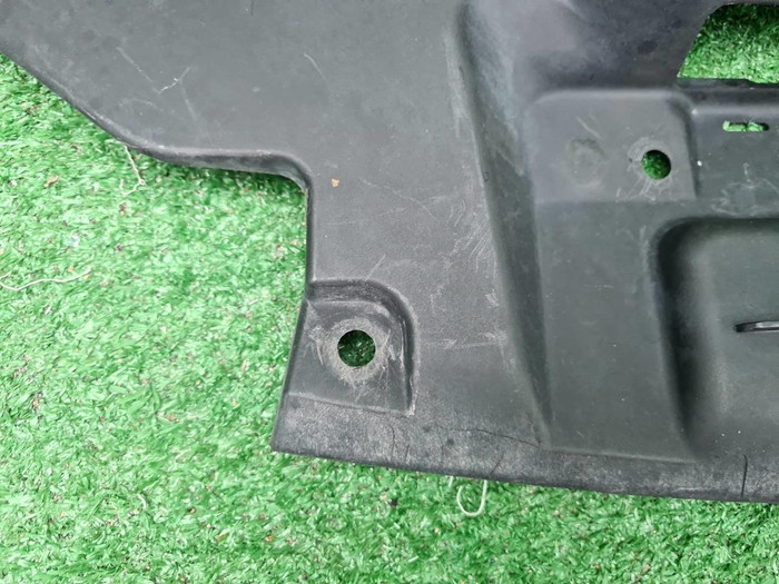 Кожух замка капота Maserati Levante (2016-2020)