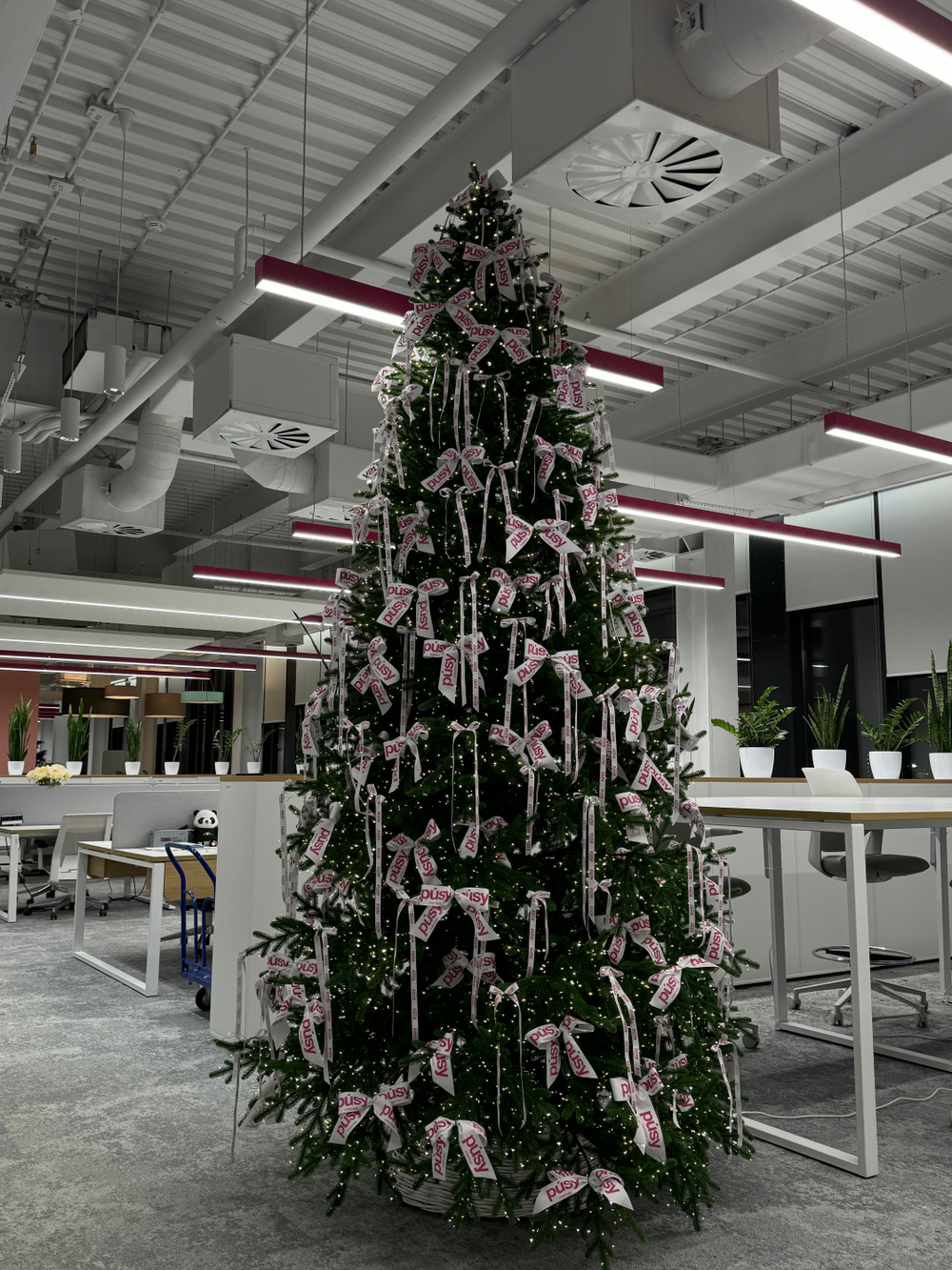 Дизайнерская ель с брендированным декором