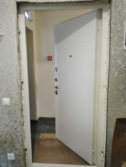 Входная металлическая дверь Лабиринт Royal White (Пиано Вайт) 13 - Белый софт (квадратная фурнитура)