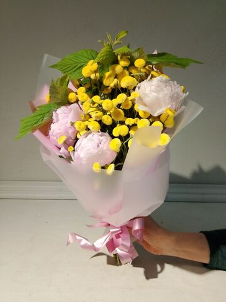 Летний солнечный букет с танацетумом и ароматными пионами Сара Бернард (С0034)