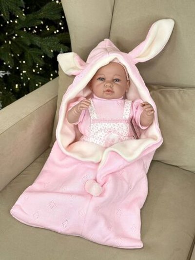 Кукла Berbesa мягконабивная 50см SARA с пледом (5217S)