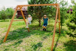 Деревянные качели с двумя трапециями