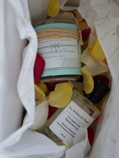 86. Подарочный набор: букет из 11 роз, свеча и спрей