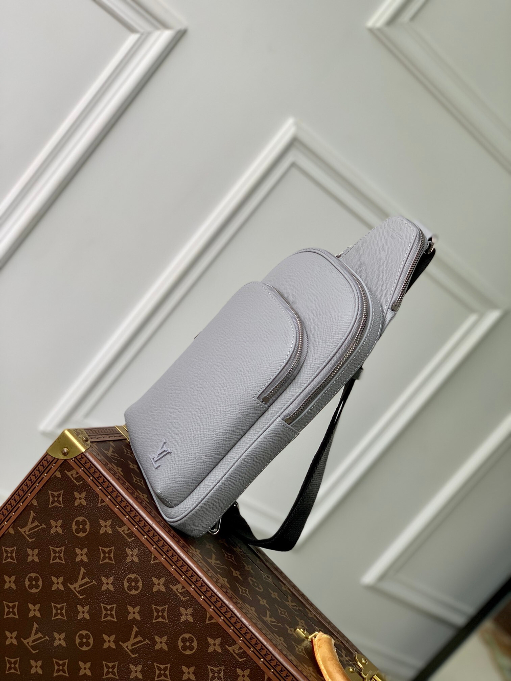 Louis Vuitton Avenue Slingbag NM
