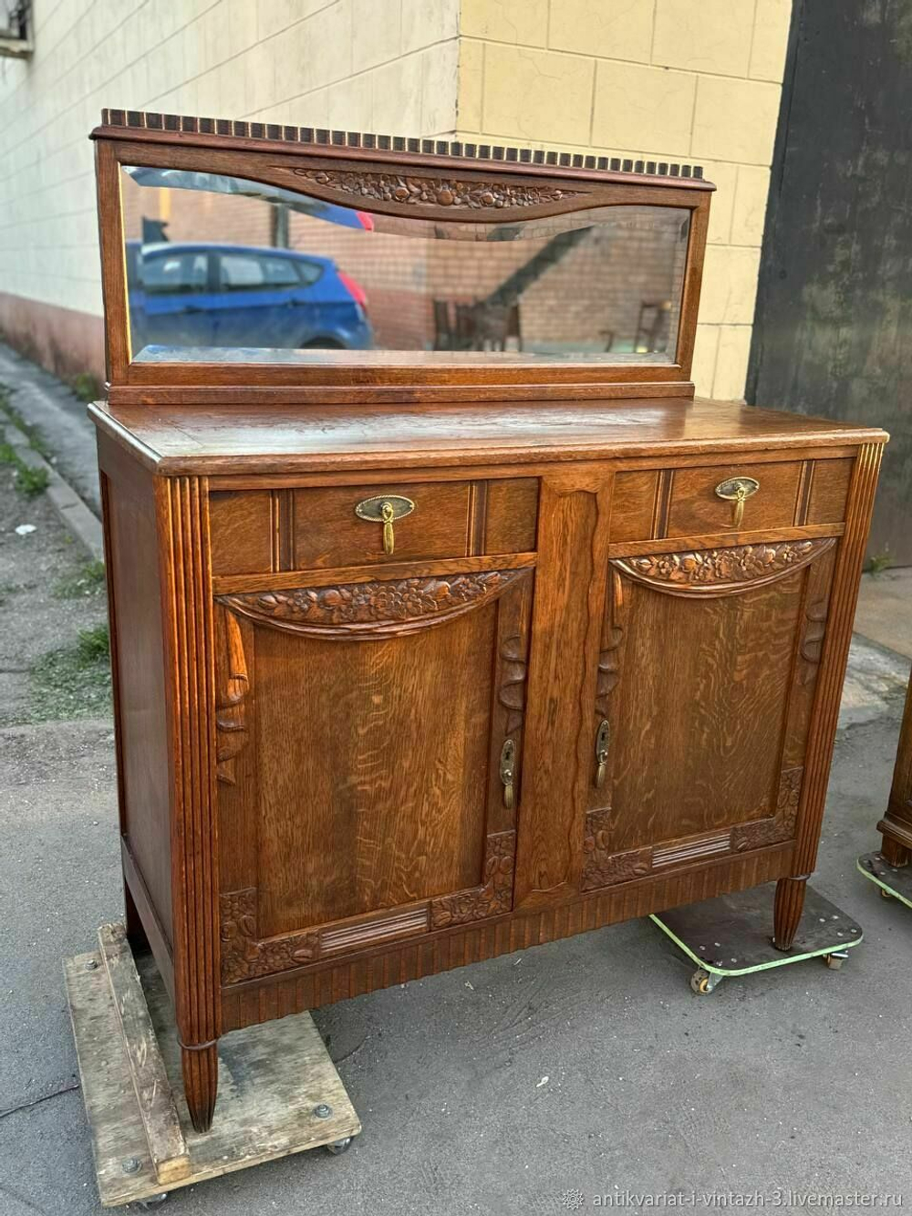 Старинный комод с зеркалом
