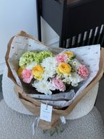 Букет сборный из кустовых пионовидных роз, ромашки, вибурнума и диантусов