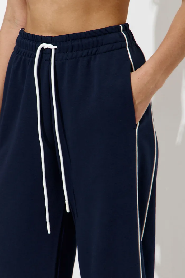 Широкие джоггеры без начеса с кантом цвета нейви