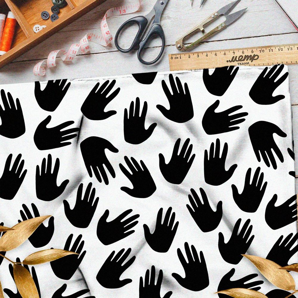 Ткань саржа чёрные ладони на белом фоне