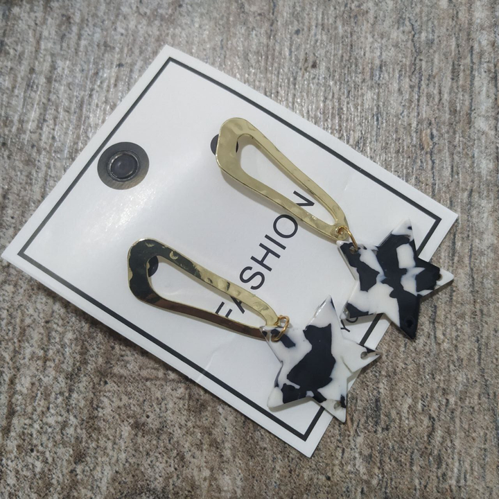 Серьги-гвоздики Изогнутый треугольник металл золотистый подвеска звезда пластик цвет далматин