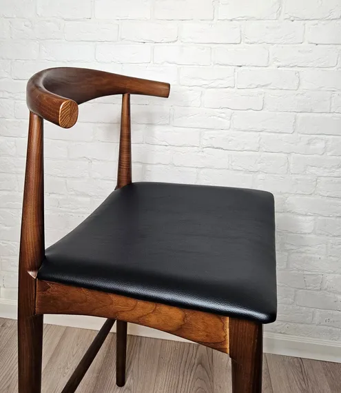 Барный стул Elbow, орех с черным сиденьем