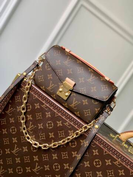 Louis Vuitton Pochette Metis East West