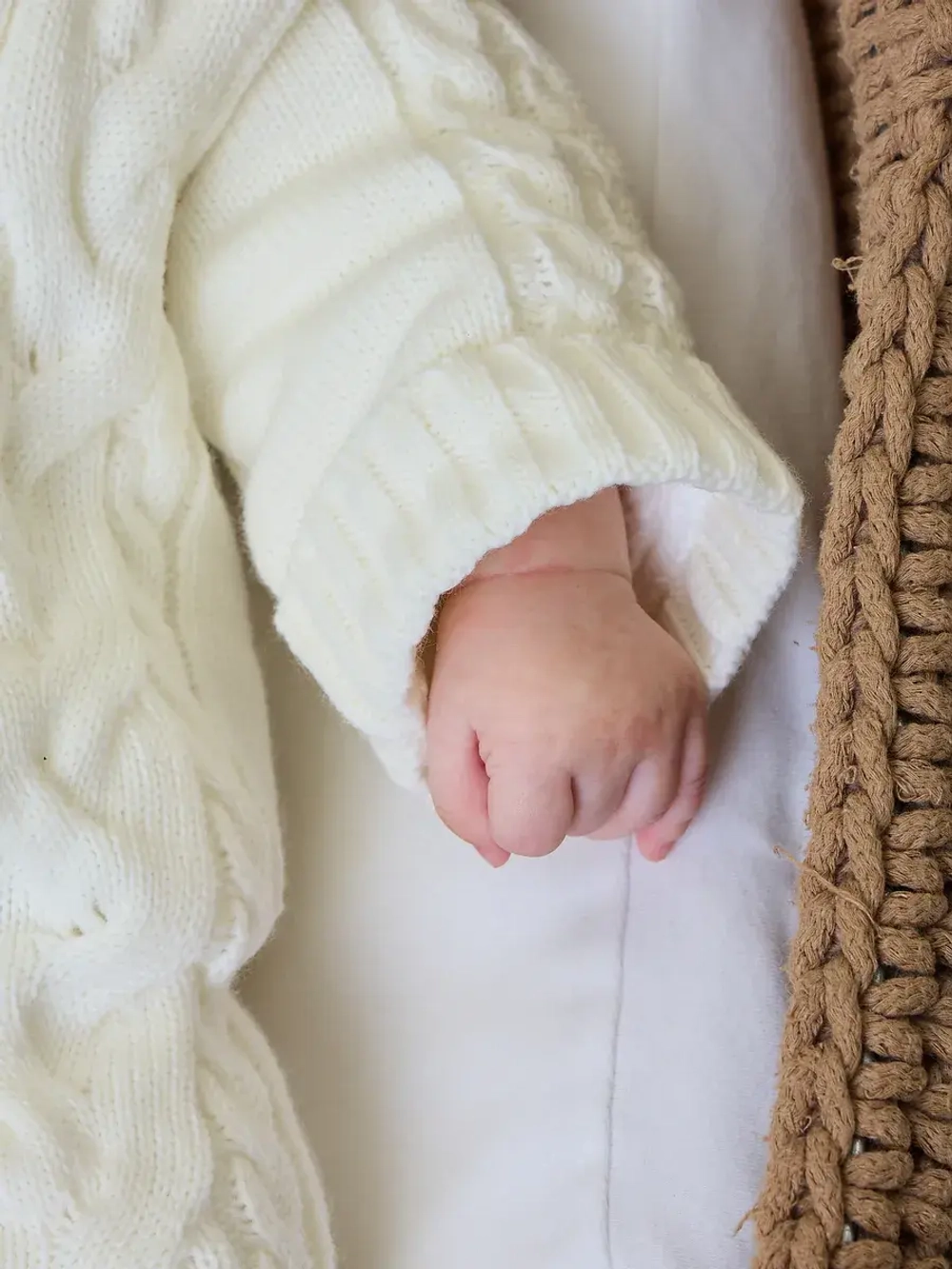 Вязаный конверт на выписку для новорожденного теплый