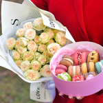 Букет кустовых пионовидных роз «Ваниль » и пирожные макарон ручной работы от «Делаем сладко»