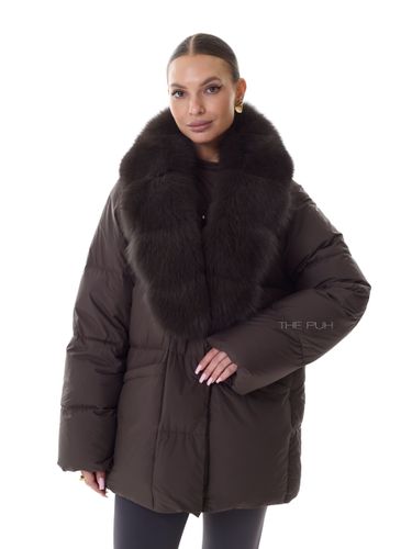 Шоколадный удлиненный пуховик с поясом и меховым воротником