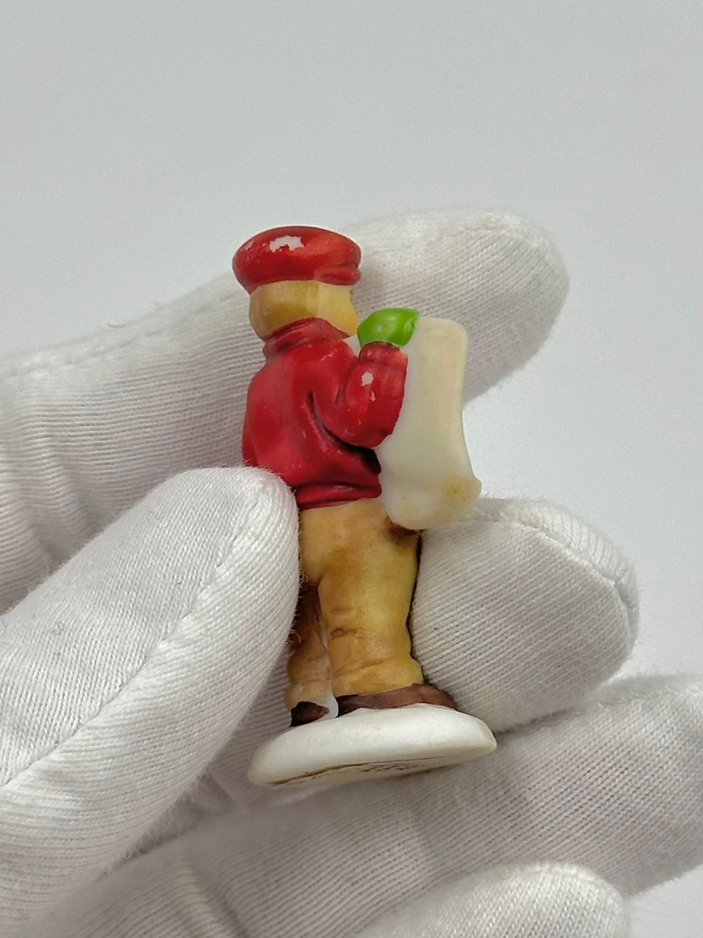 Фигурка Мальчик с газетой Department 56