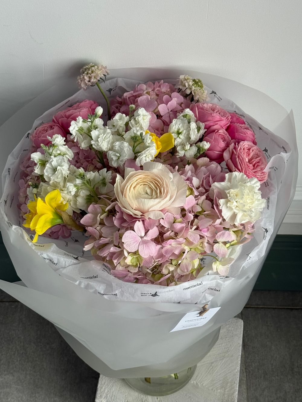 Сборный букет из розовой гортензии, нарциссов, кустовых пионовиднных роз, маттиолы и диантусов