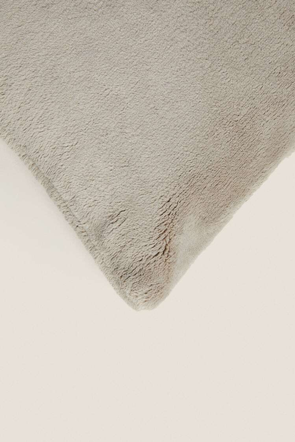 ZARA HOME ОДНОТОННЫЙ ЧЕХОЛ ДЛЯ ДЕКОРАТИВНОЙ ПОДУШКИ ИЗ ФЛИСА, ПЕСОЧНЫЙ