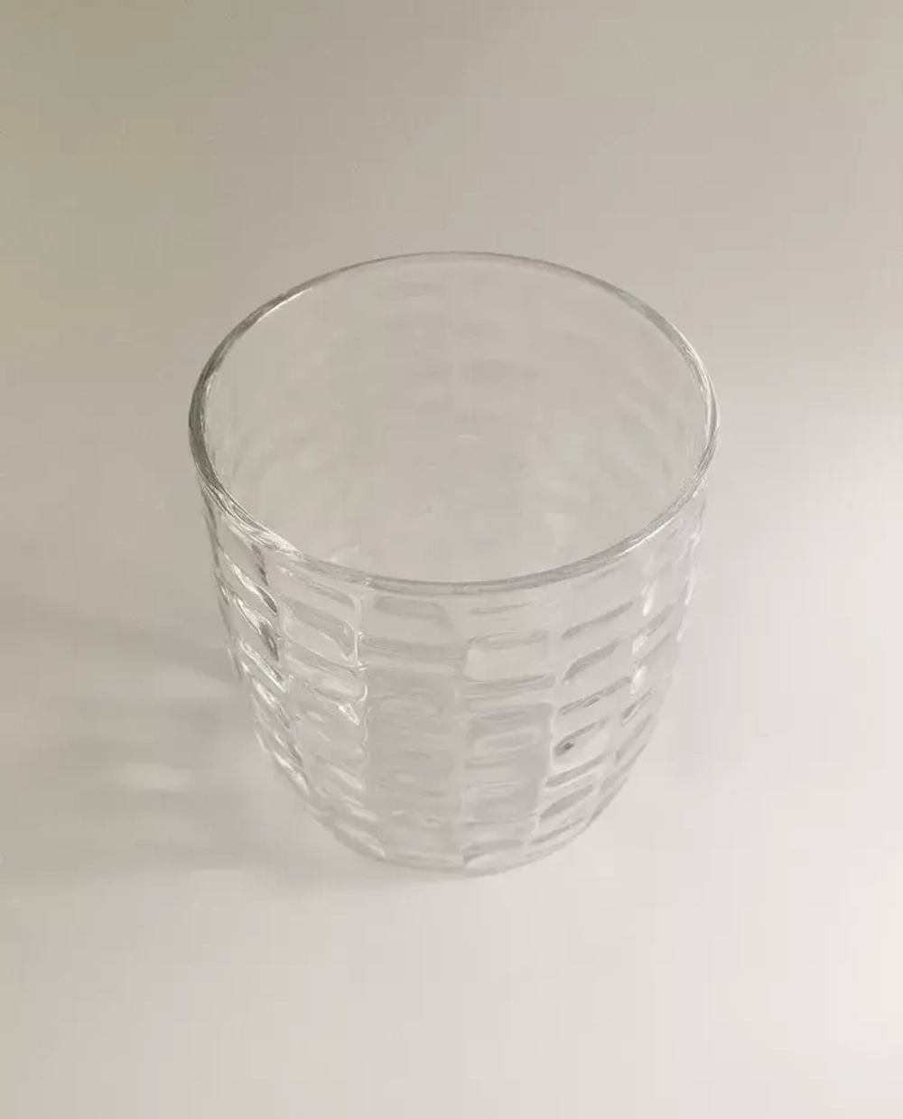 ZARA HOME СТАКАН С РЕЛЬЕФНЫМ УЗОРОМ «КВАДРАТЫ», ПРОЗРАЧНЫЙ