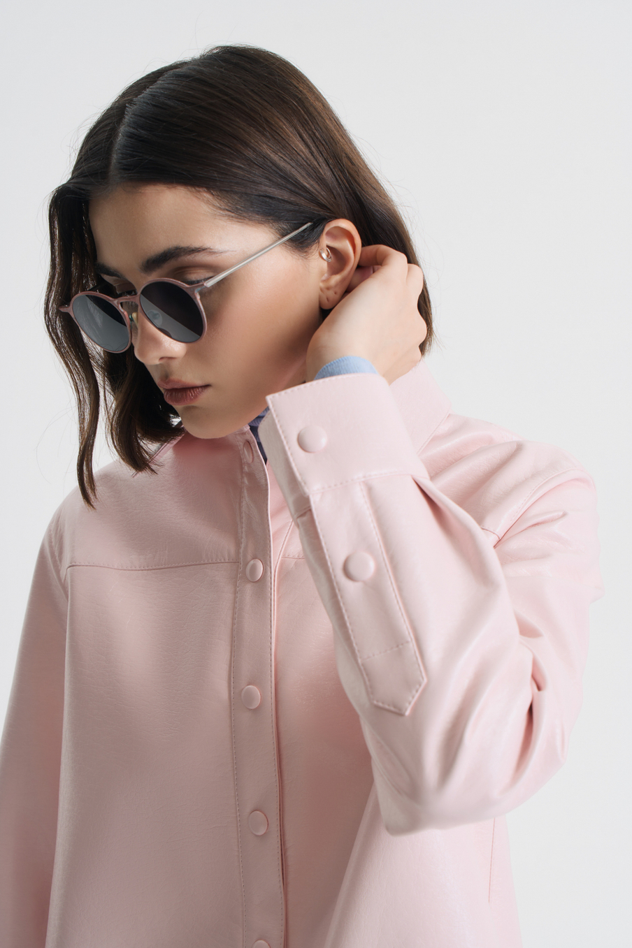 Рубашка из розовой экокожи