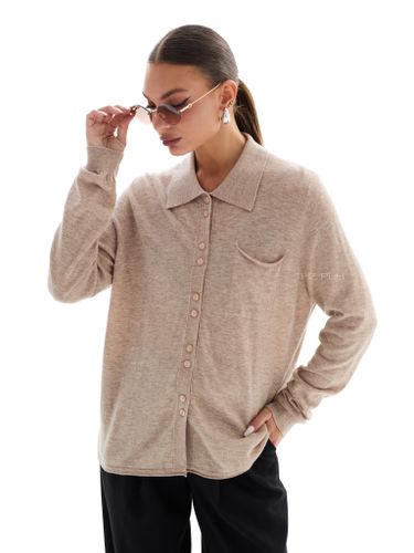Трикотажная бежевая рубашка с нагрудным карманом