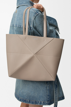 Loewe Средняя сумка-тоут Puzzle Fold из мягкой зернистой телячьей кожи, цвет глины