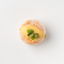 Рулетик из креветок с семгой с соусом Руй 16 шт