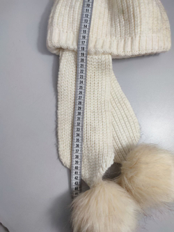 Шапка с помпонами