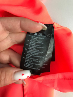 Блузка H&M ультра яркая, но базовая по крою, маркировка 38+6, на 44 размер