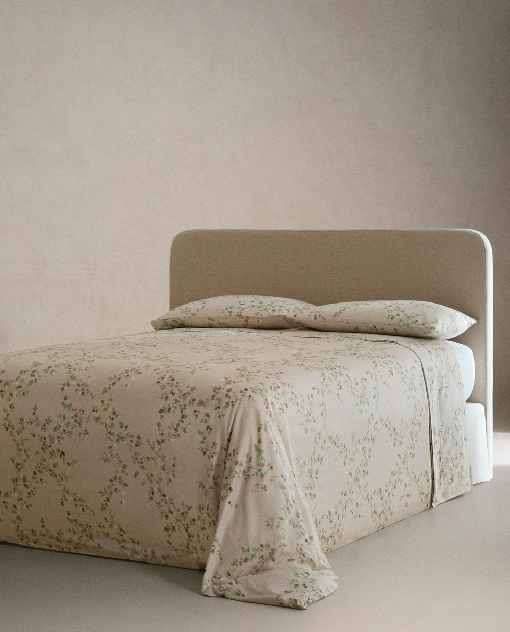 Zara Home - Простыня из атласа с принтом листьев, бежевый, 240x280 см
