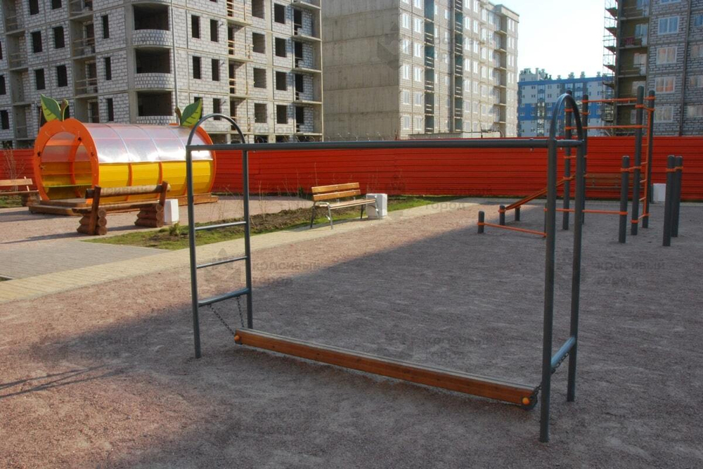 Бревно на цепях с рукоходом