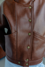 Бомбер из эко-кожи коричневый