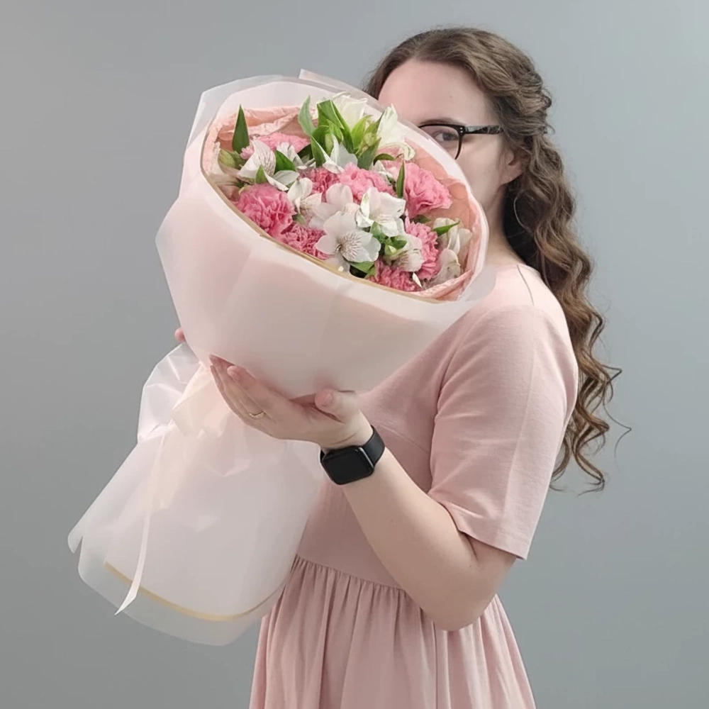 Букет «Малиновые сны» из диантусов и альстромерий в матовой упаковке.