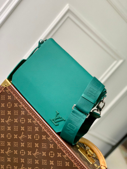 Louis Vuitton Takeoff Messenger