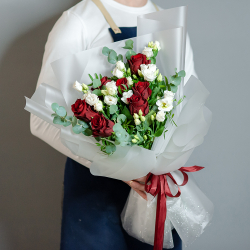 Букет с красными розами, белым лизиантусом и эвкалиптом