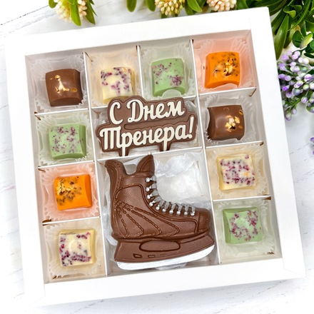 Шоколадный подарок "С днем тренера. Хоккей": шоколадка-надпись и 10 конфет ручной работы