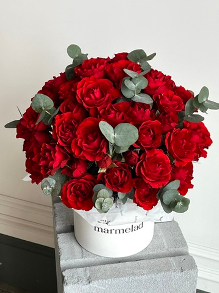Цветочная коробка из красных кустовых роз и эвкалипта размер S