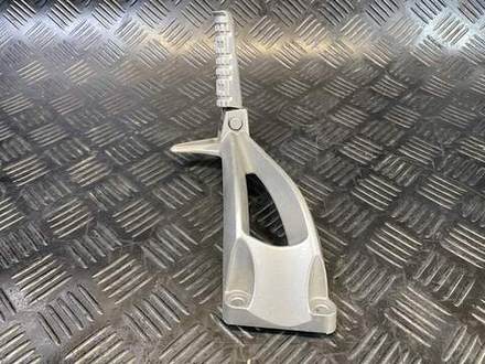 Подножка пассажирская левая Yamaha FZ1 Fazer RN17 (с кронштейном)