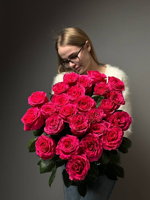 Букет из 25 малиновых роз под ленту