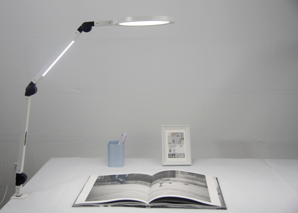 Светильник FRIENDME настольный на струбцине светодиодный No. 7 белый с двойным источником света. Яркость - 1150 lum. 24W.