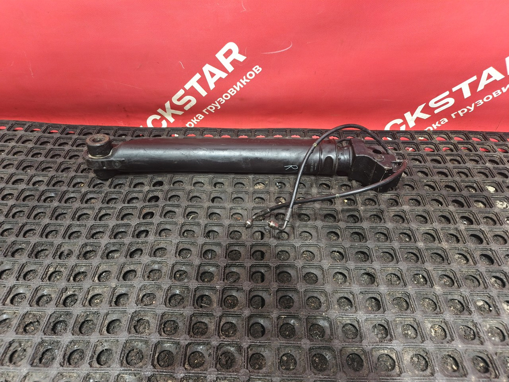 Цилиндр подъёма кабины левый