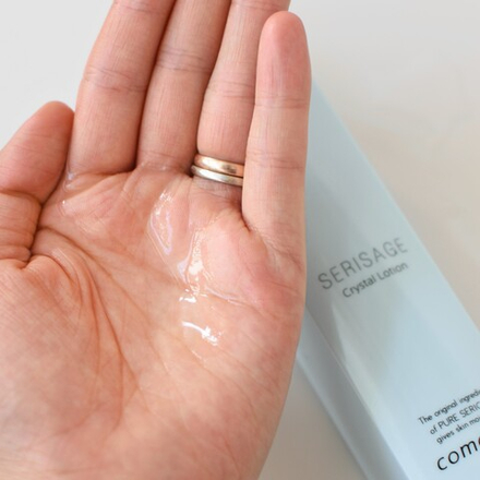 Отбеливающий антивозрастной лосьон с экстрактом шелка COMOACE Serisage Crystal Lotion