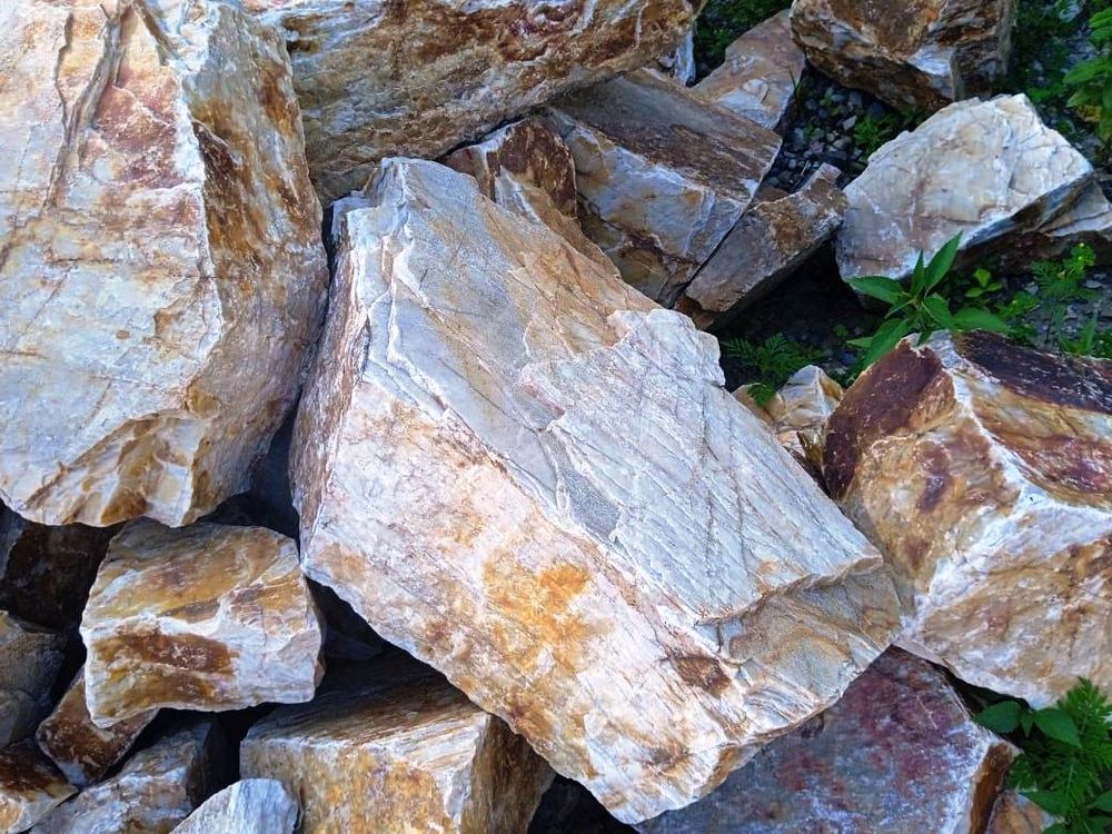 Глыба камень Кварцит медовый / тонна