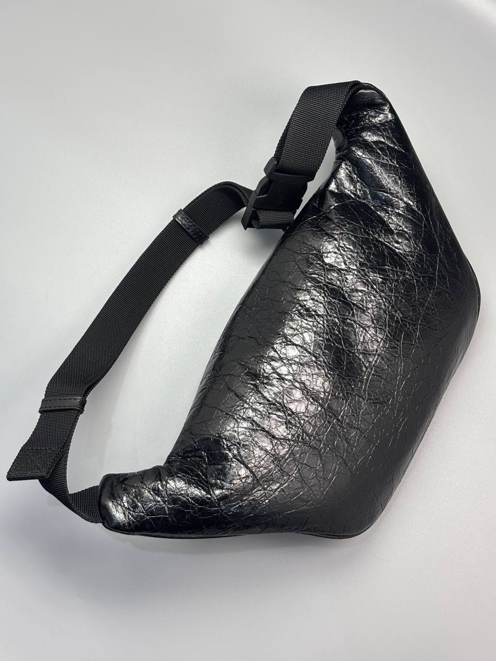 Сумка- слинг Balenciaga