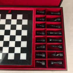 Подарочные шахматы из мрамора и оникса в футляре