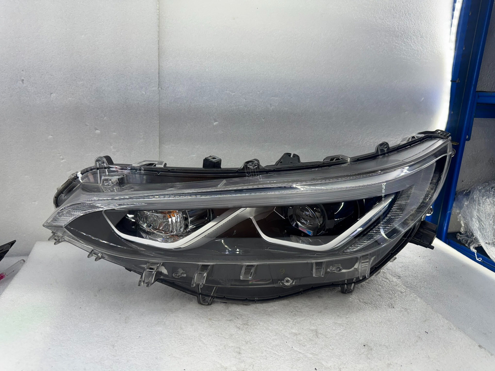 Оригинальная правая LED фара Toyota Wildlander