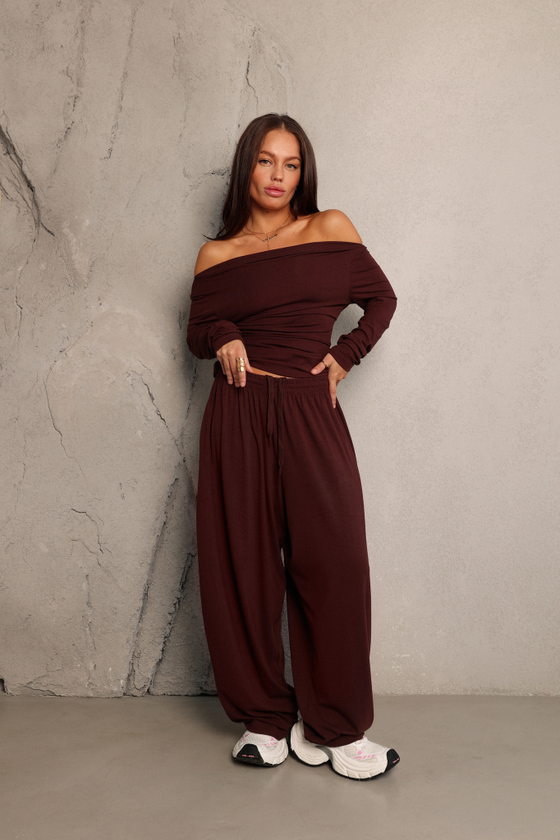 Лонгслив с открытым плечом из тонкого трикотажа