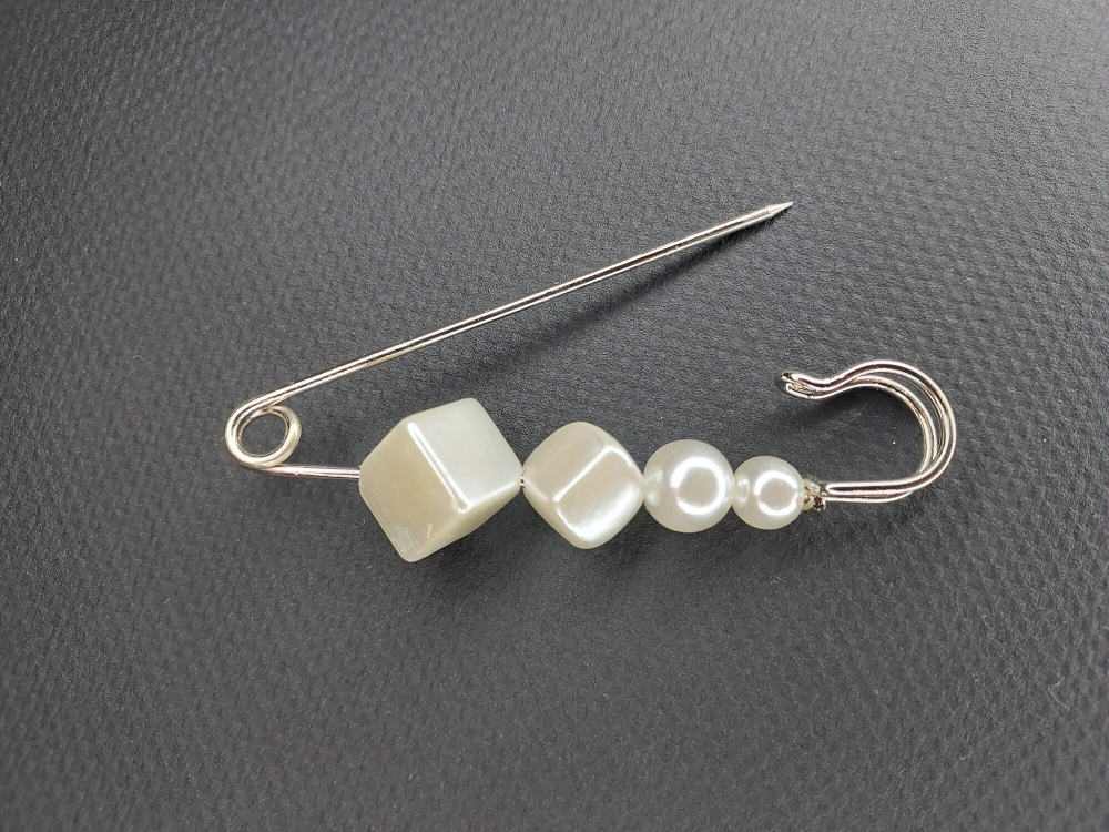 Булавка брошь "Жемчужная роскошь" для кардигана. пальто. Костюма. Цвет  белый