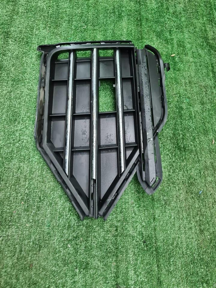 Решетка переднего бампера левая VW Touareg 3 18-23